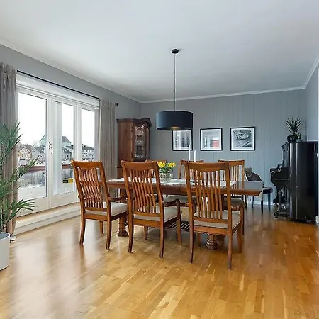 Stort Delikat Hus Sentralt I 度假居 亨宁斯韦尔