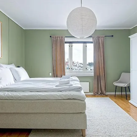 Stort Delikat Hus Sentralt I 度假居