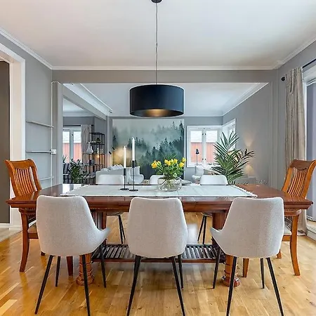 Stort Delikat Hus Sentralt I 度假居 亨宁斯韦尔